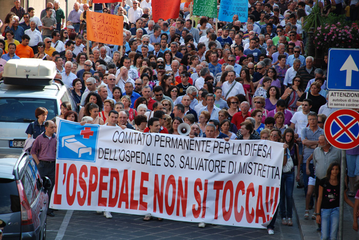 Tremila cittadini in piazza contro la chiusura dell'ospedale di Mistretta